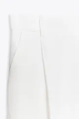 Pantalón negro de tiro alto con cintura con trabillas, bolsillos laterales y de vivo en espalda, pernera recta y cierre frontal con cremallera y botón. Confeccionado en hilatura con modal.