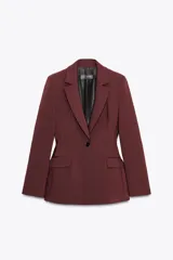 Blazer color borgoña de corte entallado, con cuello de solapa, manga larga, bolsillos delanteros con solapa y cierre frontal con un botón.