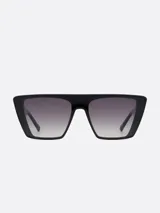 Lentes de sol negros con lentes degradadas de gris a transparente, de forma geométrica trapezoidal.