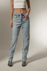 Pantalón de jean celeste con corte recto y detalles de strass.