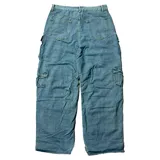 Pantalón jean celeste con múltiples bolsillos, corte baggy y tiro bajo.
