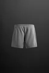 Bermuda gris melange de corte jogger, confeccionada en tejido de algodón con interior de rizo. Cuenta con cintura elástica ajustable con cordón, bolsillos frontales de vivo y logo bordado en el bajo.