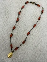 Collar con hilo negro, cuentas de coral, cuentas doradas y medalla dorada de Rue du Bac.