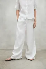 Pantalón blanco de lino reciclado, de pierna ancha y cintura elástica.