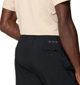 Pantalón jogger negro de hombre, marca Columbia, con tecnología Omni-Shield resistente al agua y a las manchas, cintura elástica ajustable con cordón, bolsillos delanteros, dobladillo elástico y detalles reflectantes.