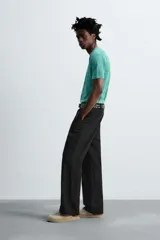 Camiseta de punto color verde con estampado abstracto, corte relaxed fit, cuello redondo, manga corta y terminaciones en rib.