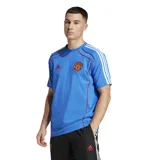 Remera de fútbol Adidas del Manchester United, color celeste con detalles en rojo y blanco. Presenta el logo de Adidas en el pecho y el escudo del Manchester United.