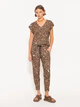 Pantalón babucha de algodón con estampado animal print y flores, cintura elastizada con cordón y botamanga con tabla.