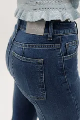 Pantalón de jean acampanado color marrón, con tiro alto y alforza central.