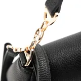 Cartera bandolera negra de cuero sintético con correa regulable y herrajes dorados. Tiene un compartimento principal con cierre de solapa, un bolsillo interno con cierre y dos bolsillos abiertos.