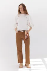 Pantalón negro de corte recto con costuras visibles y diseño de cinco bolsillos.