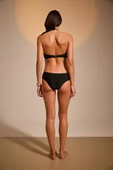 Bombacha de bikini negra de corte clásico.