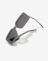 Gafas de sol unisex con montura rectangular de acetato con patrón a cuadros blancos y negros.