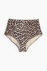 Vedetina de tiro alto con estampado de leopardo y cobertura total en la parte de atrás. Completamente forrada.