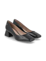 Zapato de cuero negro con estampado reptil, punta cuadrada y tacón intermedio forrado.