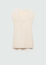 Vestido color crema con escote en V, mangas cortas, corte a la cintura con detalle de bordado calado y falda recta. Incluye cinturón marrón con hebilla dorada.