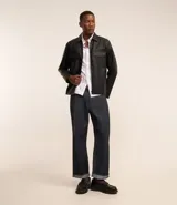 Camisa de vestir slim fit, confeccionada en tejido oxford de algodón a rayas verticales finas en tonos marrones.