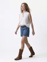 Short color beige de algodón con pretina con pasadores, cierre y doble abotonadura. Delantera y trasera con bolsillos. Incluye cinturón marrón trenzado. Marca One Five One.