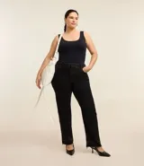 Pantalón de jean negro de corte recto, tiro medio, con elastano para mayor comodidad. Presenta terminación deshilachada en el ruedo.