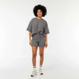 Buzo ancho gris de manga corta con nudo en la cintura.