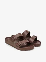 Sandalias Birkenstock Arizona color marrón, fabricadas en goma EVA, con doble tira y hebillas ajustables.