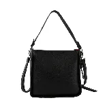 Cartera bandolera mediana de cuero sintético color marrón, con correa de hombro ajustable y cierre superior con cremallera.