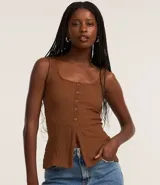 Musculosa marrón de poliéster texturizado, con escote cuadrado, breteles anchos, abotonado delantero y abertura inferior.