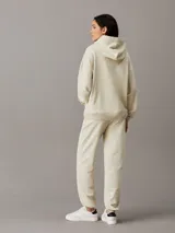 Pantalón de chándal color beige de felpa de algodón con cintura elástica, puños de canalé y bolsillos laterales.