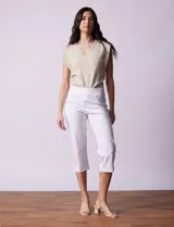 Pantalón capri blanco de algodón denim con pretina ancha elastizada, bolsillos delanteros simulados y bolsillos traseros aplicados.