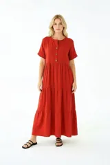 Vestido camisero largo color rojo, de lino, con cuello mao, mangas cortas y falda escalonada con volados.