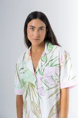 Camisa corta de algodón estampado con cuello clásico, abotonada adelante con vivo y mangas cortas.