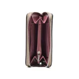 Fichero o billetera pequeña con cierre perimetral, color beige claro, con textura de cuero y logo metálico plateado con las letras "XL" en el frente.