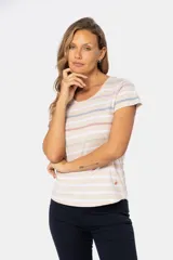 Remera de manga corta con rayas horizontales en azul marino, blanco, rosa y verde.