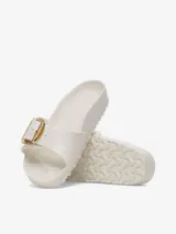 Sandalias Birkenstock Madrid Big Buckle, confeccionadas en goma EVA color blanco. Presentan una tira ancha sobre el empeine con hebilla grande dorada ajustable.