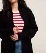 Cardigan negro de punto con cuello redondo, manga larga ajustada y textura.