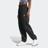 Pantalón de jogging negro Adidas Essentials de corte holgado, con cintura elástica ajustable con cordón, bolsillos laterales, puños elásticos y logo bordado en blanco.