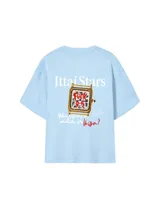 Remera celeste de corte crop con estampado de reloj dorado y texto.