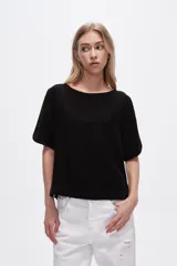 Blusa negra de viscosa, corte holgado y cuello redondo.
