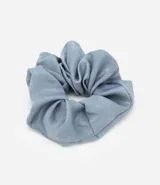 Colita para el pelo, modelo scrunchie grande, con efecto satinado, color celeste.