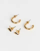 Set de dos pares de aros bañados en oro: un par de aros tipo arito con forma de mariposa y un par de aros tipo argolla.