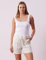 Short de lino estampado marca Alex & Jordan, con pretina ancha elastizada y cordón de ajuste. Tiene bolsillos inclinados en la parte delantera y bolsillos aplicados en la parte trasera.