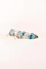 Sandalia plana con tiras combinando terciopelo de seda, seda flocada y glitter. Tiene una cuña interna de 1,5cm, interior de piel y suela de cuero.