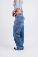 Pantalón de jean celeste, corte wide leg, tiro bajo y bolsillos delanteros y traseros.