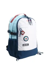 Mochila con diseño en blanco, celeste y azul marino. Cuenta con bolsillos frontales, hebillas de seguridad, porta botellas, sujeción para valija y organizador interno. Incluye parches decorativos y texto bordado.