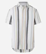 Camisa de manga corta para hombre marca Marfinno, confeccionada en tejido texturizado de mezcla de algodón y poliéster. Presenta un diseño de rayas verticales en tonos beige, gris y bordó, con cuello tradicional y cierre frontal mediante botones.