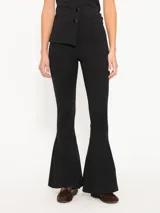 Pantalón negro acampanado confeccionado en j-tecno e fit flare, con cintura elástica, cierre lateral, recortes en el delantero y ruedo con godets que aportan amplitud.