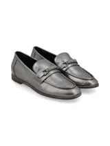 Mocasín plateado de cuero con punta fina y detalle de hebilla metálica en el empeine.