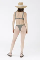 Bottom de bikini color verde militar, de corte clásico y cobertura media.