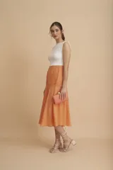 Sandalias color crema con tiras finas que se atan alrededor del tobillo y taco geométrico.