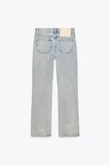 Pantalón de jean celeste con efecto lavado, de corte recto, tiro medio y cinco bolsillos.